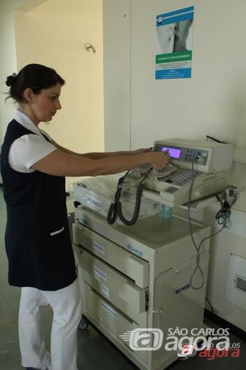 Melina confere o desfibrilador que acompanha o carrinho de emergência instalado em 25 setores da Santa Casa -