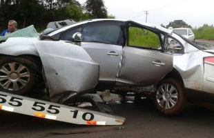 Carro em que jovens estavam ficou destruído em acidente em Trabiju (Foto: Moacir Júnior/RB Na Rede) -