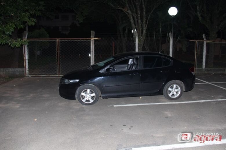 Carro do bancário foi apreendido. (Foto Milton Rogério) -
