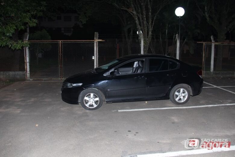 Carro do bancário foi apreendido. (Foto Milton Rogério) - 