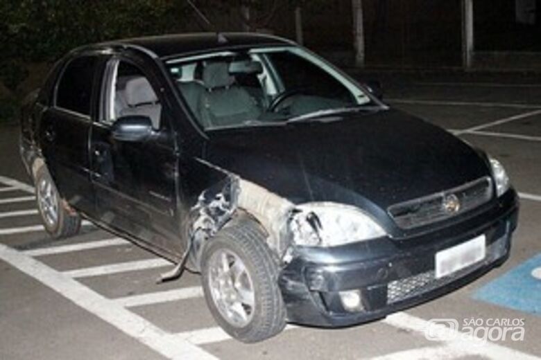 Na fuga, bandido bateu o carro de uma das vítimas. (foto Maycon Maximino) - 