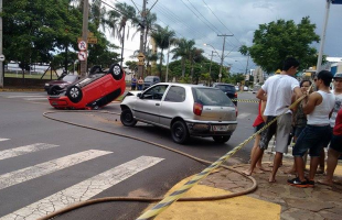Trânsito precisou ser interditado por conta do acidente (Gabriela Martins/Tribuna Araraquara) -