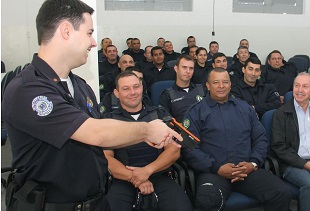 Guardas participam de treinamento com arma de choque. -