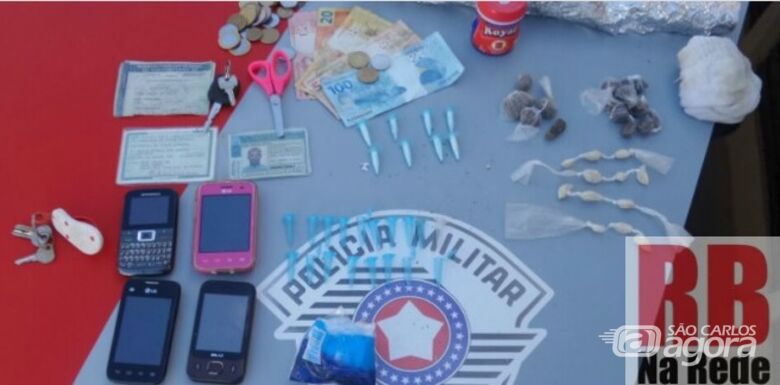Drogas, dinheiro, celulares e materiais encontrados pela polícia (Foto: RB Na Rede) - 