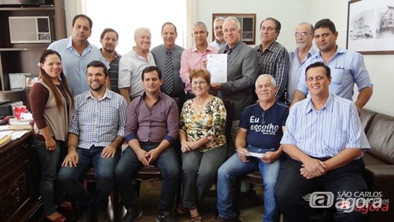 Vereadores e membros da Mesa Administrativa reunidos na sala Presidência do Legislativo, encontro foi de agradecimento por emenda parlamentar - 