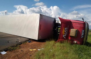 Mulher morre esmagada em acidente com carreta na SP-255 (Foto: Gabriela Martins) -