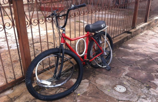 Bicicleta em que os irmãos seguiam ficou destruída (Daiane Bombarda/Tribuna Araraquara) -