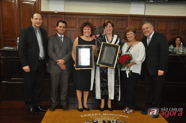As homenageadas com os vereadores na sala das sessões da Câmara Municipal -