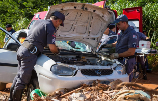 Mulher tenta contra a própria vida colidindo veículo que conduzia contra um monte de entulho (Deivide Leme/ Tribuna Araraquara) -