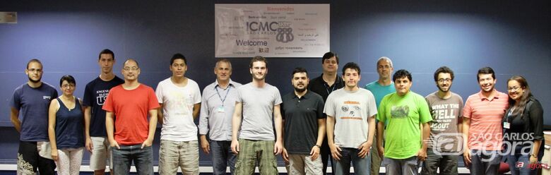 Alunos, professores e funcionários do ICMC durante a recepção que aconteceu no auditório Luiz Antonio Favaro -