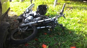 Moto do jovem ficou destruida após acidente. (foto Milton Rogério) -