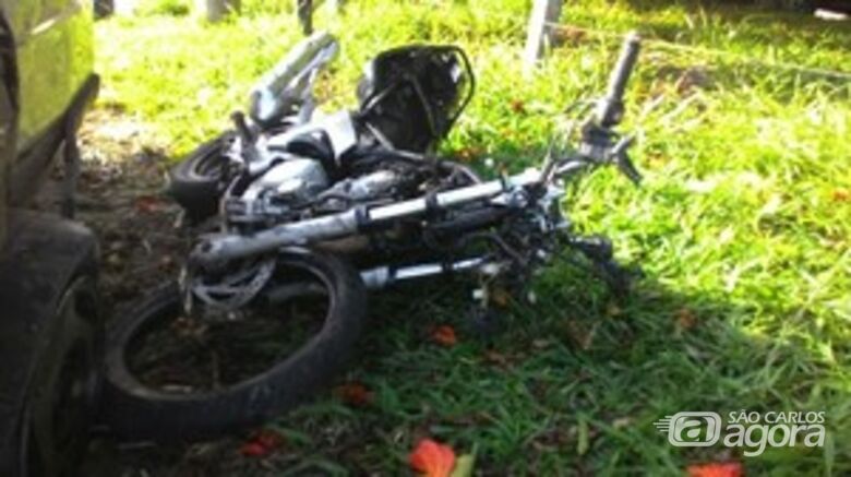 Moto do jovem ficou destruida após acidente. (foto Milton Rogério) - 