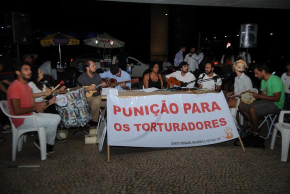Samba de Resistência: Ditadura Nunca Mais reuniu 300 pessoas na Praça dos Três PoderesJosé Cruz/Agência Brasil -