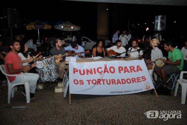 Samba de Resistência: Ditadura Nunca Mais reuniu 300 pessoas na Praça dos Três PoderesJosé Cruz/Agência Brasil - 