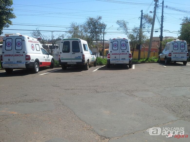 Após denúncia, Cidinha e Lineu vão à garagem municipal e confirmam falta de manutenção em ambulâncias da Secretaria de Saúde. - 