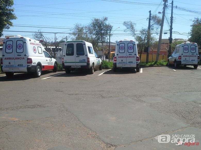 Após denúncia, Cidinha e Lineu vão à garagem municipal e confirmam falta de manutenção em ambulâncias da Secretaria de Saúde. -