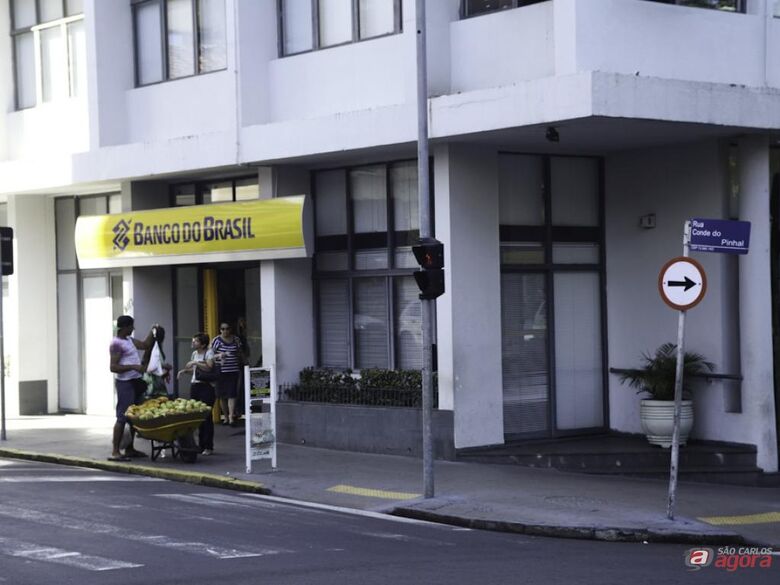 Ladrões violaram oito caixas e levaram mais de meio milhão de reais. (foto Moacir Júnior) -