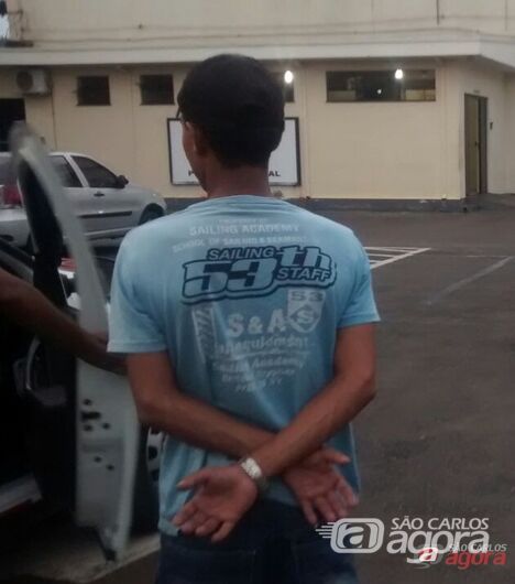 Suspeito foi detido e encaminhado ao plantão policial. (foto Luciano Lopes) - 