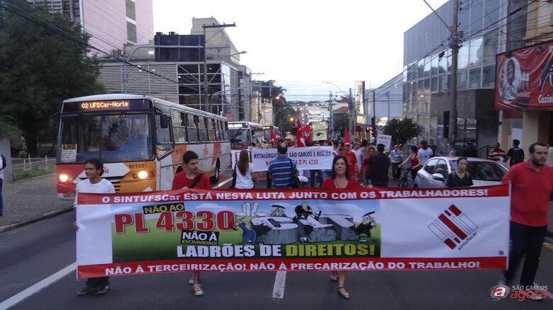 Roselei participou de passeata e apoiou protestos contra PL 4330: Proposta é retrocesso nas relações do trabalho -