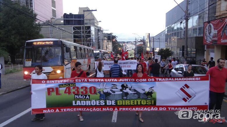 Roselei participou de passeata e apoiou protestos  contra PL 4330: Proposta é retrocesso nas relações do trabalho - 