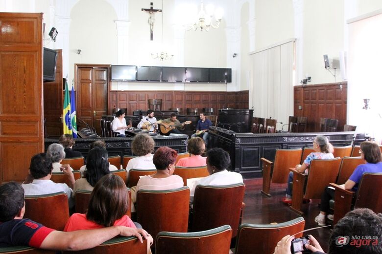 Participantes de projeto do Sesc São Carlos visitaram a Câmara neste domingo. (Assessoria de Imprensa CMSC) -
