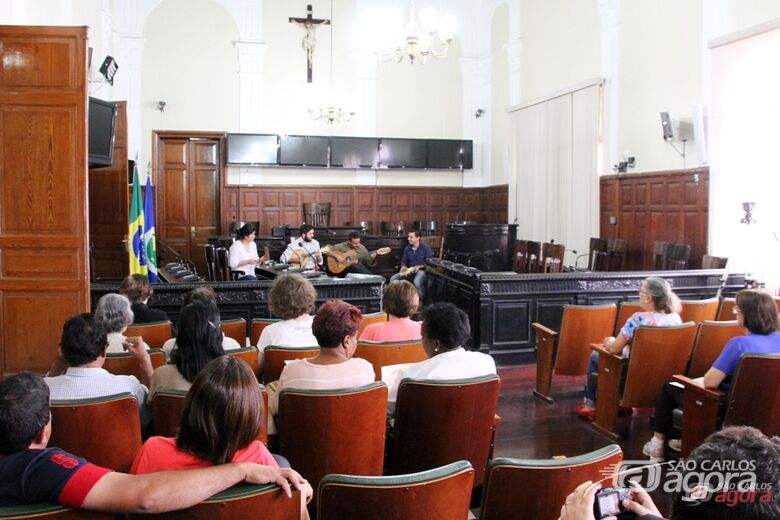Participantes de projeto do Sesc São Carlos visitaram a Câmara neste domingo. (Assessoria de Imprensa CMSC) - 