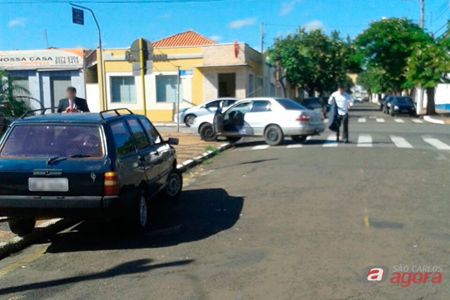 Carros foram estacionados em frente do portão de saída da cadeia -