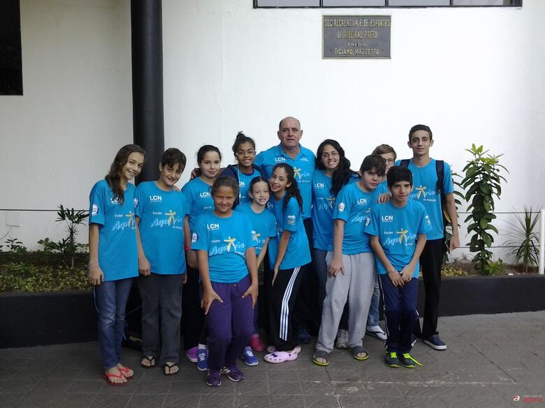 A equipe da Aquário/LCN/Bianchi que esteve em Ribeirão Preto e conquistou 16 medalhas -