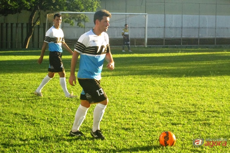 Cristian marcou quatro vezes e comandou o meio-campo da Nazareno Gustavo Curvelo -