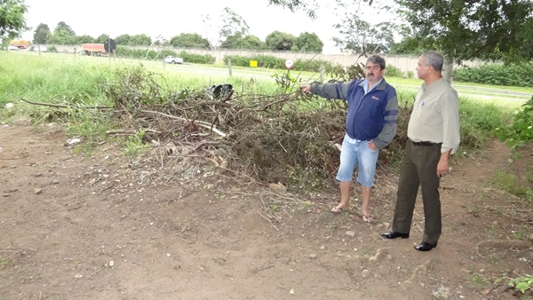 Morador mostra local que necessita de limpeza no Jd. Tangará -