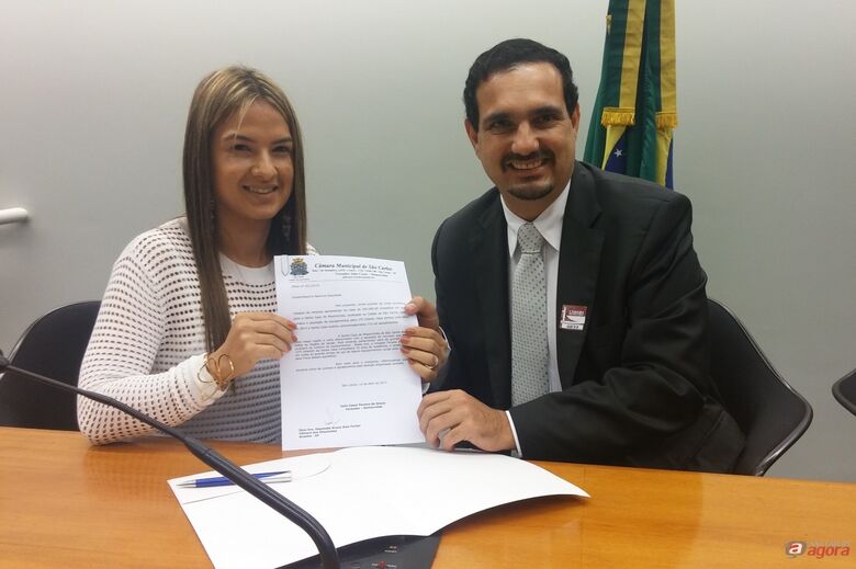 Julio Cesar entregou ofício à deputada federal Bruna Dias Furlan. (Assessoria Julio Cesar) -