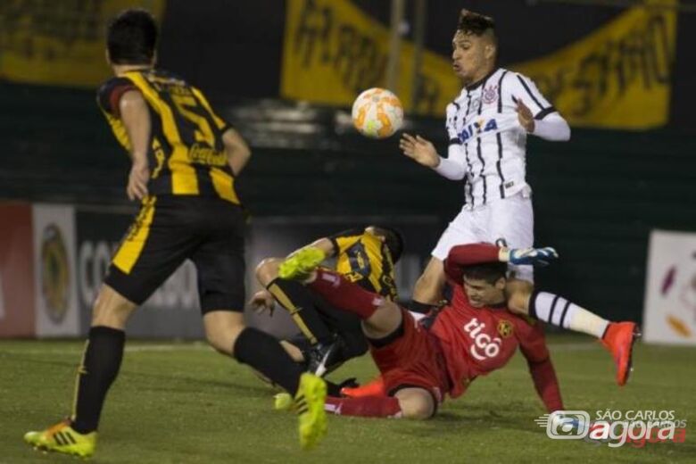 Guerrero disputa bola no jogo em que o Corinthians perdeu para o Guarani, pela Libertadores Daniel Augusto Jr./Ag. Corinthians - 