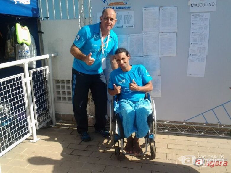 Elton e Mitcho comemoram a conquista dos índices: São Carlos será representada no Circuito Caixa de Natação Paralímpica Divulgação - 