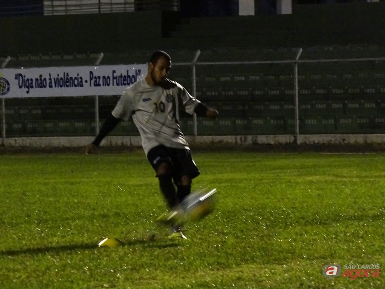 Willian Dias cobra falta durante treino específico realizado no Luisão Marcos Escrivani/SCA -