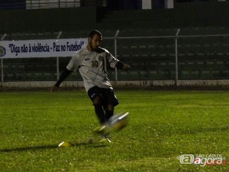 Willian Dias cobra falta durante treino específico realizado no Luisão Marcos Escrivani/SCA - 