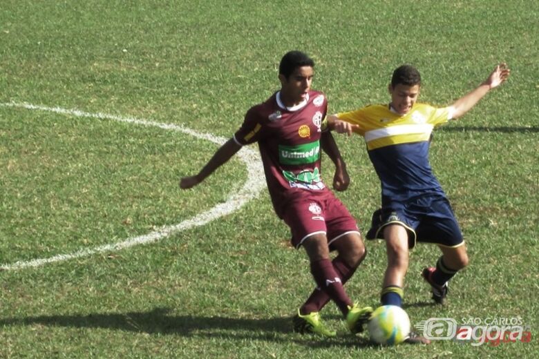 Jogador em ação pelo São Carlos contra a Ferroviária; além da Pentecostal da Bíblia, atleta disputa estadual Sub-15. Foto: Gustavo Curvelo/Divulgação -