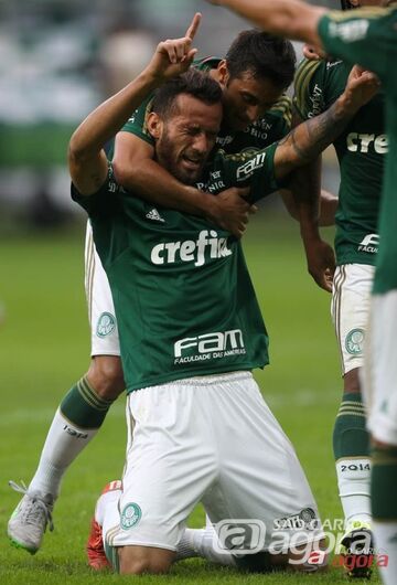 Leandro Pereira comemora. Atacante marcou o primeiro gol da expressiva vitória palmeirense. Foto: Cesar Greco/Agênci Palmeiras/Divulgação - 