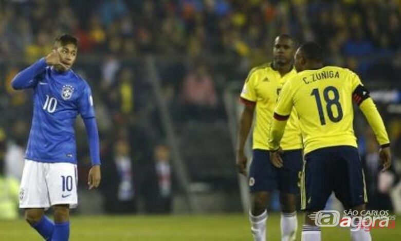Neymar provocando adversário durante partida contra a Colômbia, em Santiago. Foto: Reuters/Ricardo Moraes - 