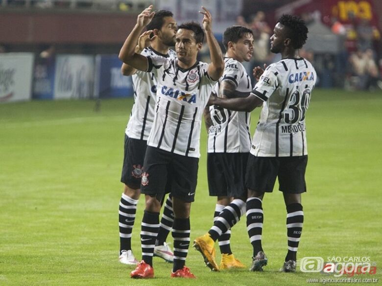 Jadson comemora gol. Corinthians passou pelo Internacional. Ricardo Taves/Agência Corinthians - 