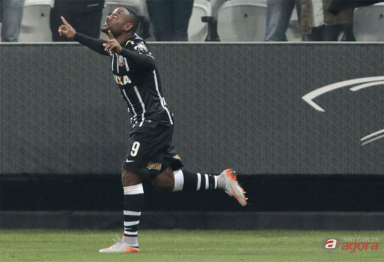 Vagner Love marciu o primeiro gol da partida na Arena Corinthians -