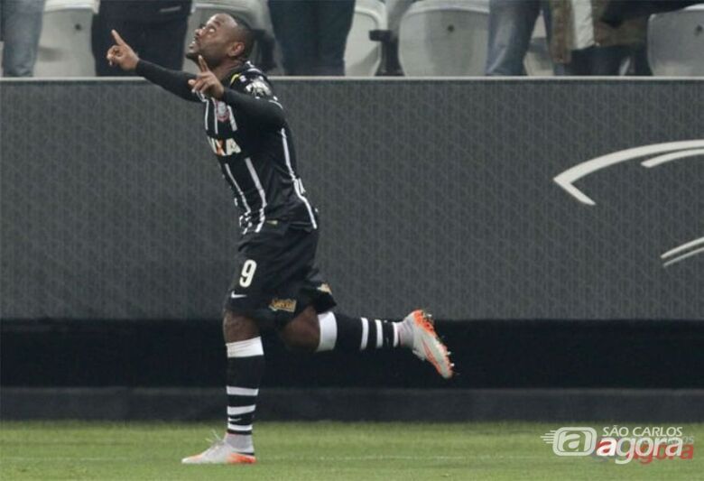 Vagner Love marciu o primeiro gol da partida na Arena Corinthians - 