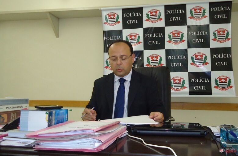 Delegado Elton Hugo Negrini diz que o crime está esclarecido e em breve deverá relatar o caso á Justiça Criminal de Araraquara. (Foto Pedro Maciel) -