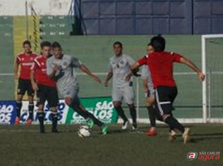 Lance do jogo no Luisão. Equipe de Guanaes perdeu por 2 a 0. Divulgação -