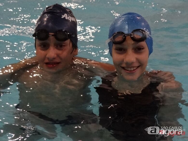 Pedro e Ana Beatriz durante os treinos. Nadadores sonham com um futuro dourado. Foto Marcos Escrivani - 