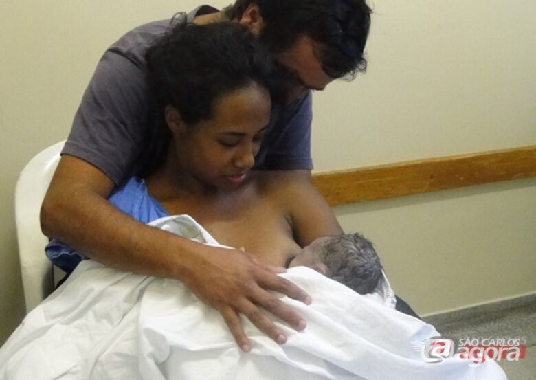 José e Jamile recebem o recém-nascido José Victor que pode ser acolhido e amamentado pela mãe na primeira hora do pós-parto - 