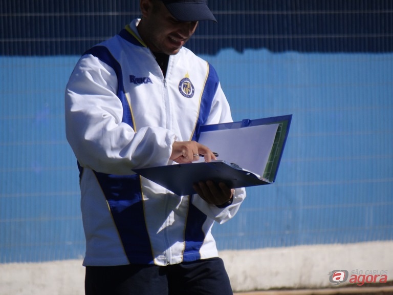 Guanaes durante treino da Águia. Técnico acredita em título da seleção na Copa América. Foto: Marcos Escrivani -