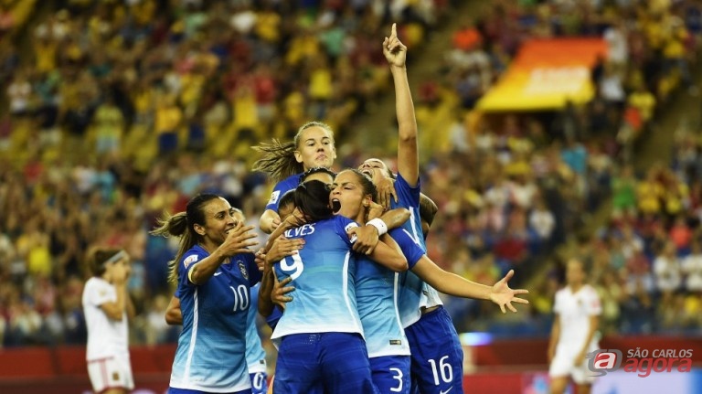 Jogadoras do Brasil comemoram gol. Seleção já garantiu presença na próxima fase. Foto: Fifa/Getty Images -