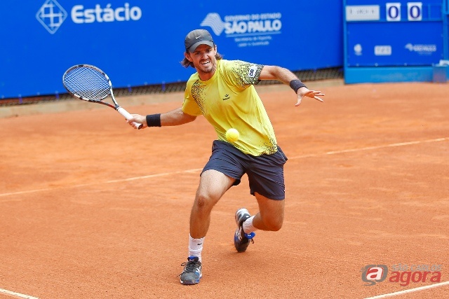 Nicolas Santos, 847º, venceu o parceiro de treinos, Ricardo Hocevar, 507º da ATP, por 6/1 e 6/4. Foto: Nelson Toledo/Fotojump -