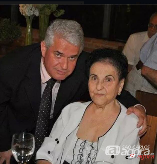 Marquinho Amaral com sua mãe,dona Núbia: Câmara homenageia trajetória exemplar como mãe, benemérita e educadora. - 