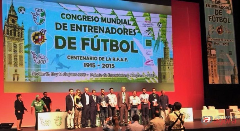 Bruno durante a premiação: pesquisa foi reconhecida por comitê julgador. Foto: Divulgação -